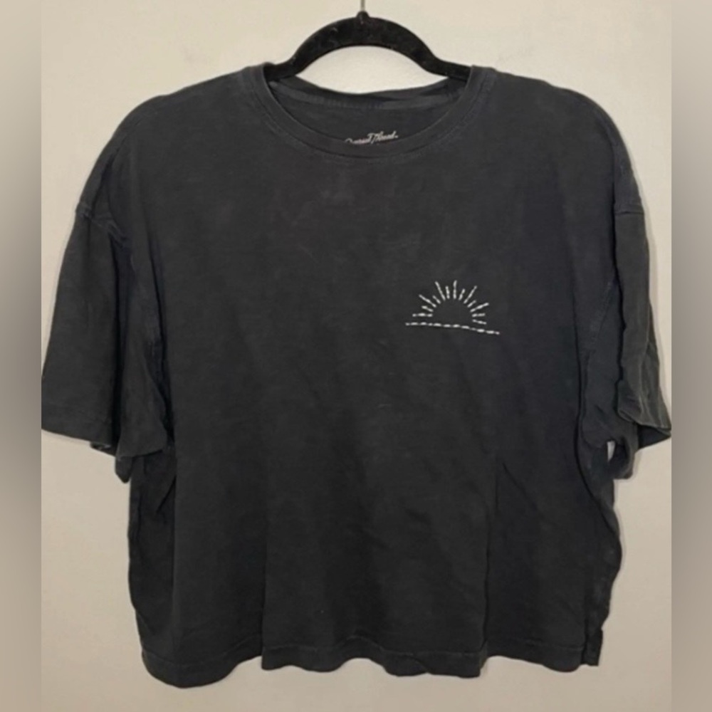 Universal Thread Black Short-Sleeve Tee with White Sunrise Graphic